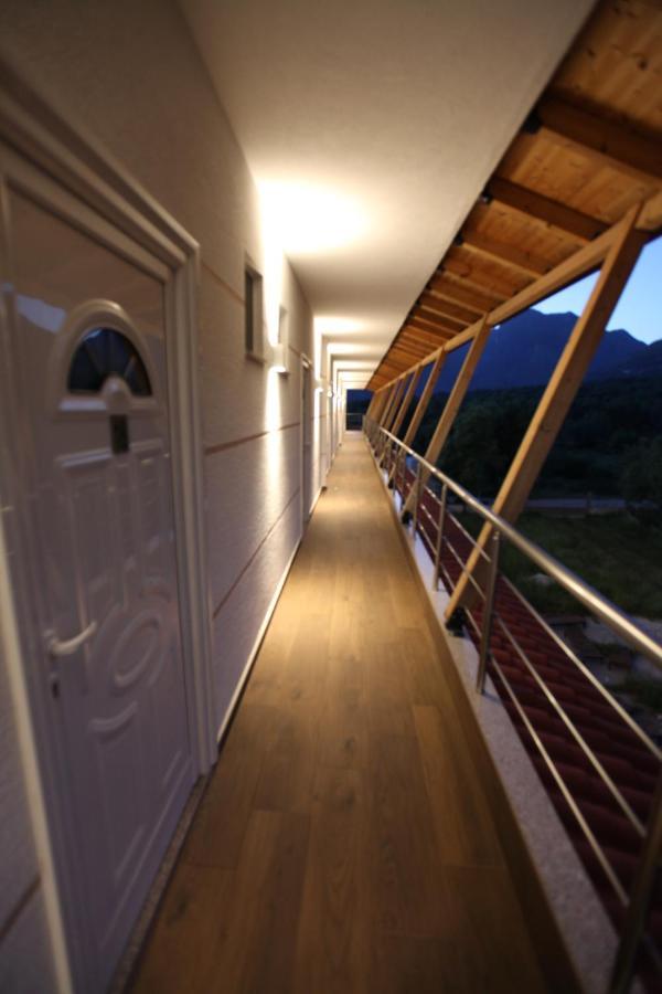 Hotel Riviera Borsh Extérieur photo